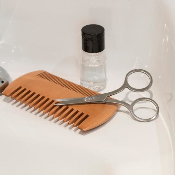 Kikkerland | Beard Kit | In Use | Unique Gift Ideas for Him | for Dad | for Men | for Males | for Husband | for Brother | for Boyfriend | for Grandad | for Friends | for Birthday | Gifting Made Simple